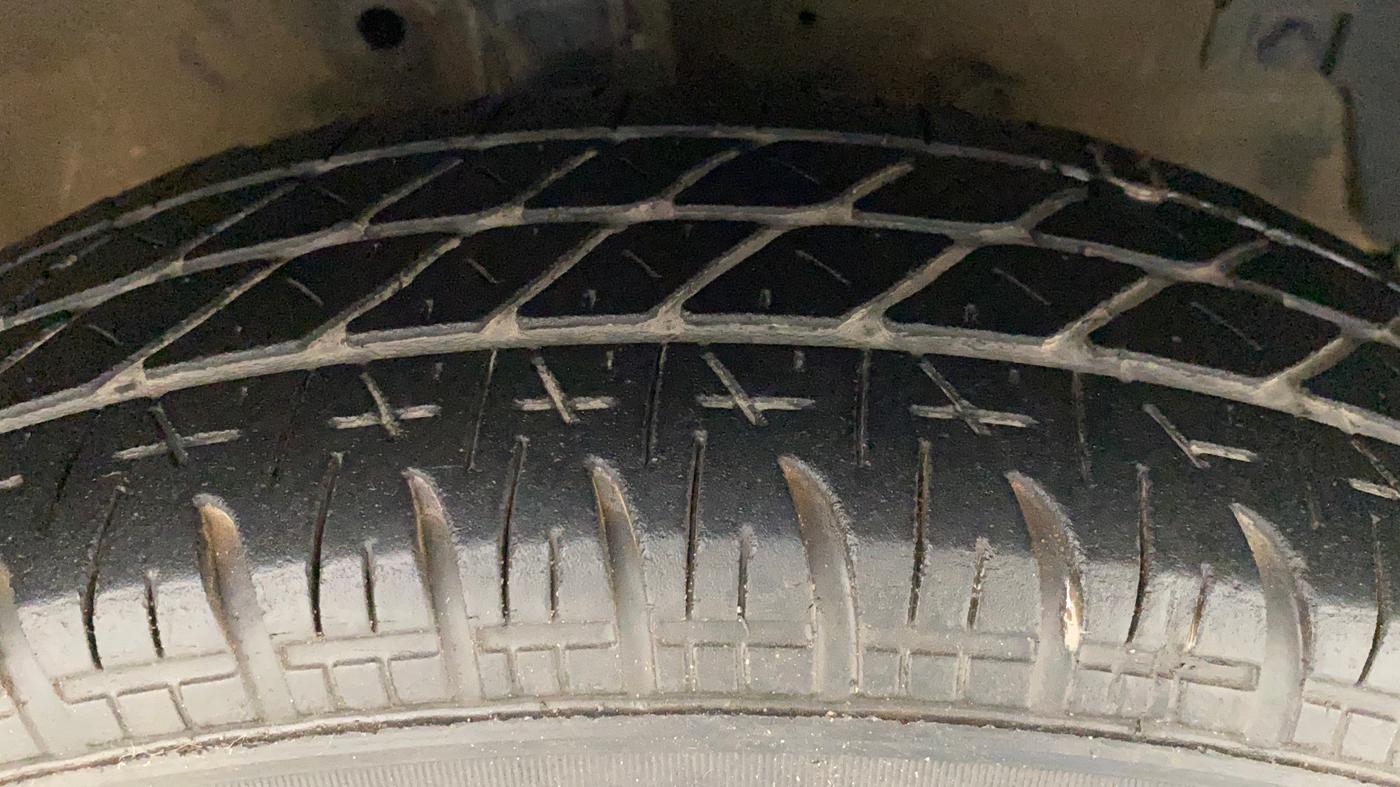 2013 Maruti Swift VXI, Petrol, Manual, 1,27,918 km, Right Front Tyre Tread