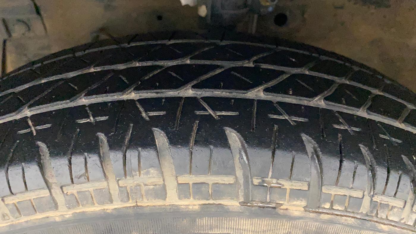 2013 Maruti Swift VXI, Petrol, Manual, 1,27,918 km, Left Front Tyre Tread