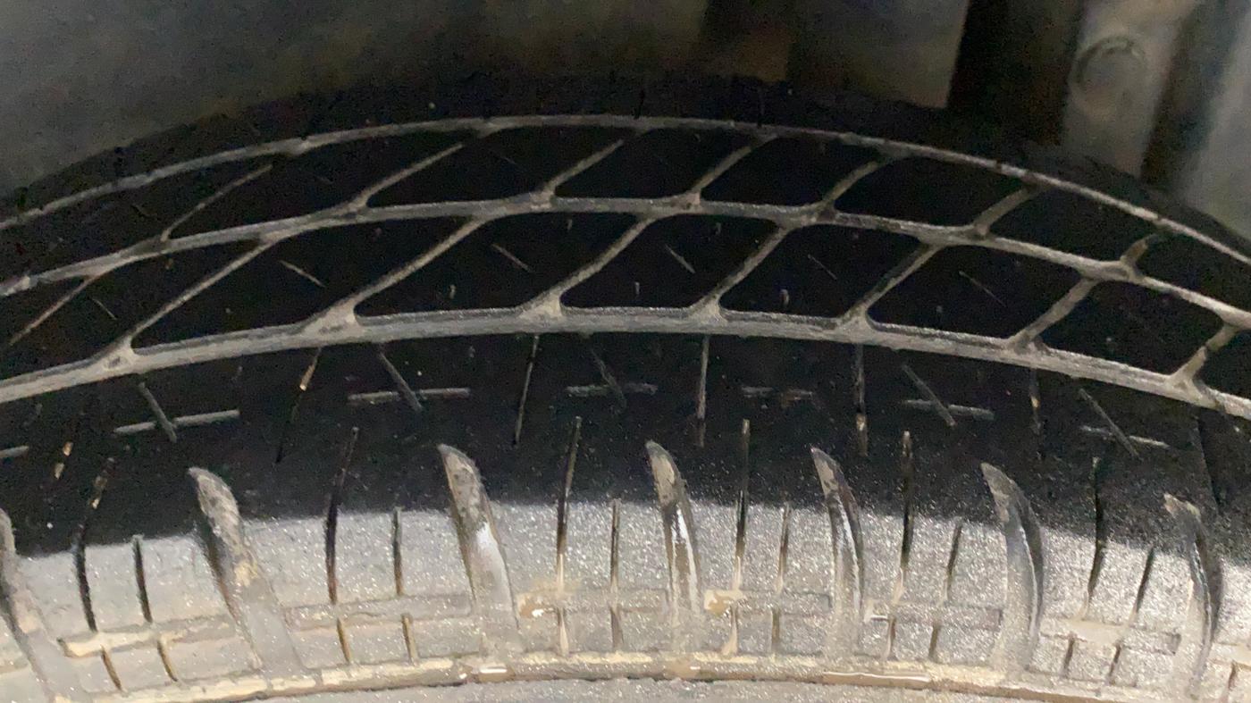 2013 Maruti Swift VXI, Petrol, Manual, 1,27,918 km, Left Rear Tyre Tread