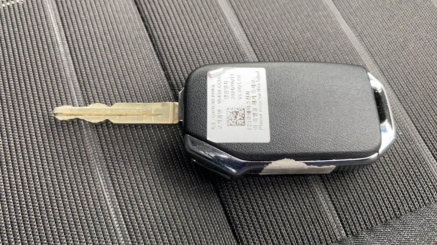 2024 KIA SONET HTK (O) 1.2 Petrol MT, Petrol, Manual, 1,862 km, Key Close Up