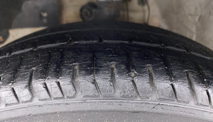 2015 Honda Brio VX MT, Petrol, Manual, 82,956 km, Left Front Tyre Tread