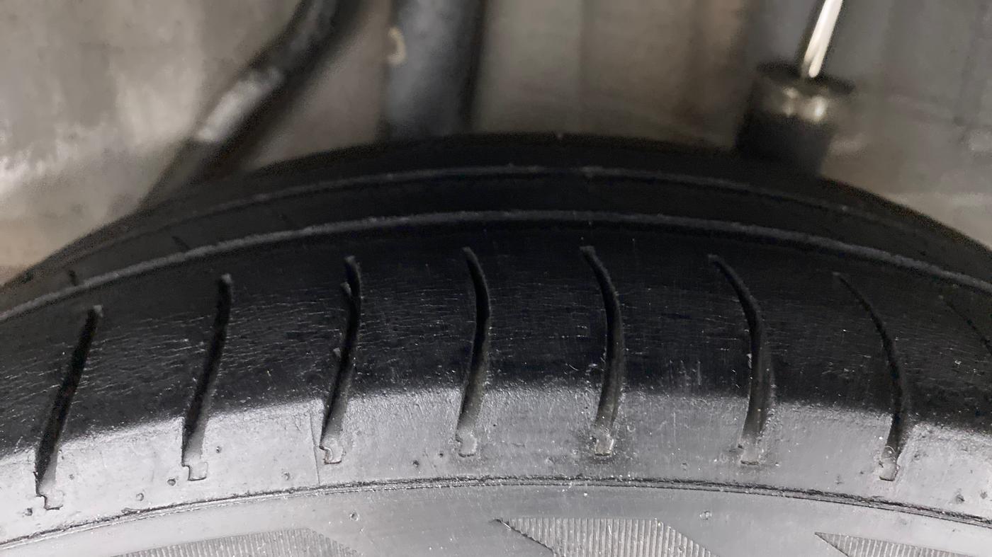 2015 Honda Brio VX MT, Petrol, Manual, 82,956 km, Left Rear Tyre Tread