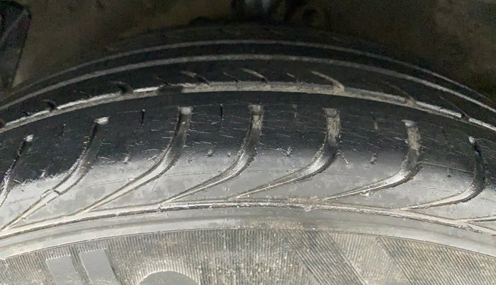 2014 Hyundai i20 MAGNA (O) 1.2, Petrol, Manual, 36,376 km, Left Front Tyre Tread