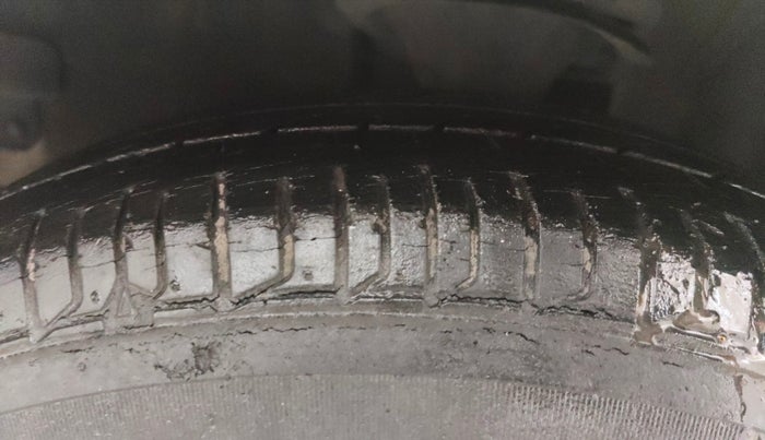 2013 Hyundai i10 SPORTZ 1.2, Petrol, Manual, 27,481 km, Left Front Tyre Tread