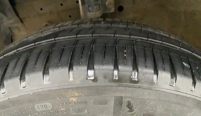 2017 Maruti Swift VXI, Petrol, Manual, 67,043 km, Left Front Tyre Tread