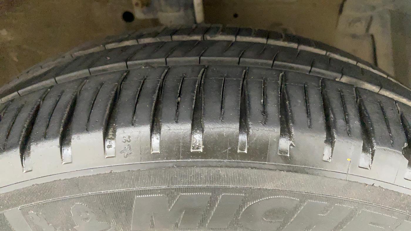 2017 Maruti Swift VXI, Petrol, Manual, 67,043 km, Right Front Tyre Tread