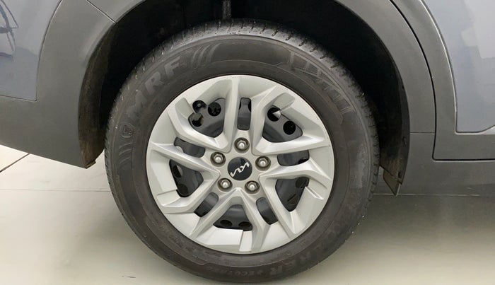 2022 KIA CARENS PRESTIGE 1.4 PETROL 7 STR, Petrol, Manual, 9,956 km, Right Rear Wheel