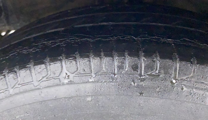 2011 Hyundai i10 MAGNA 1.2, Petrol, Manual, 60,372 km, Left Front Tyre Tread