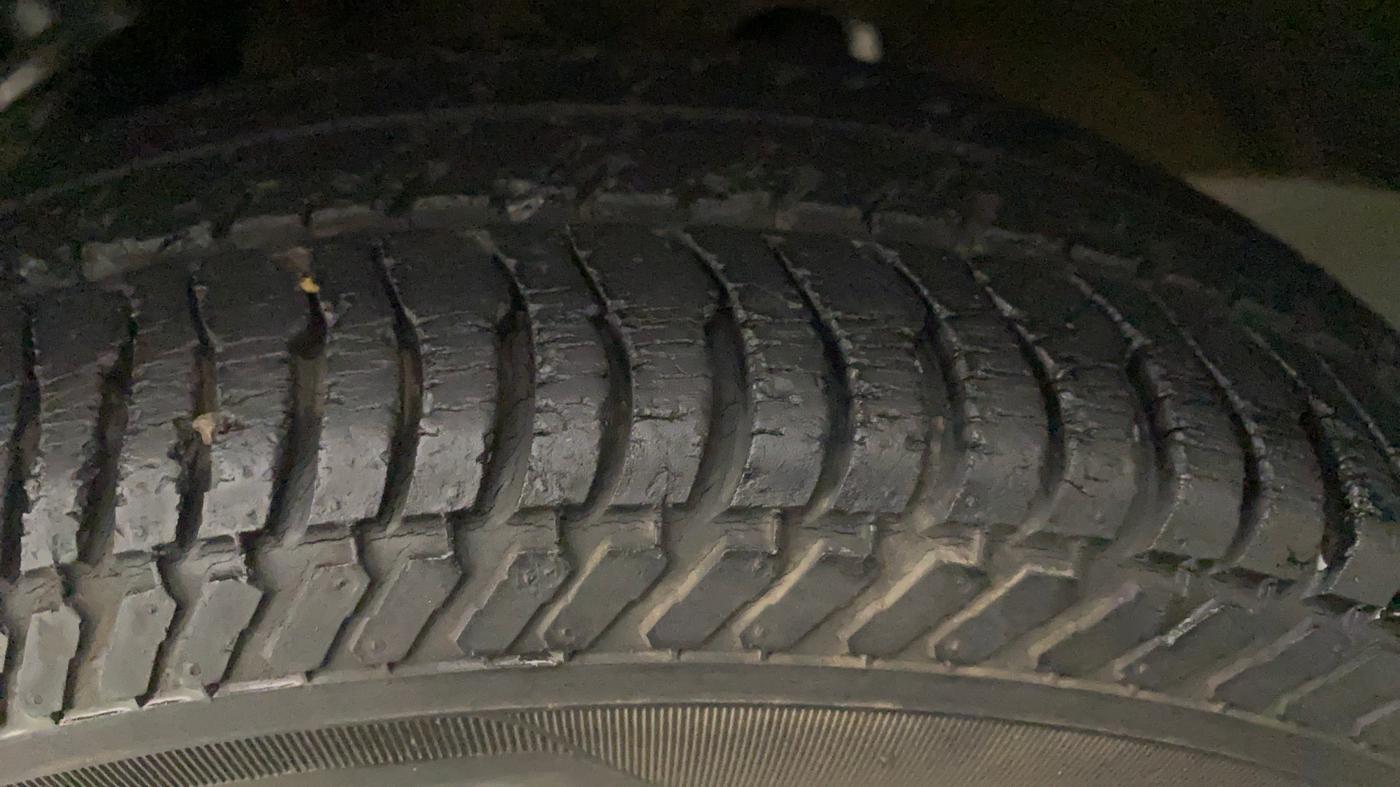 2015 Maruti Alto K10 VXI, Petrol, Manual, 27,789 km, Left Front Tyre Tread