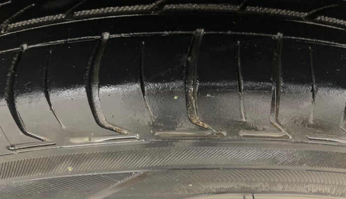 2014 Maruti Ritz VXI, Petrol, Manual, 76,020 km, Right Front Tyre Tread