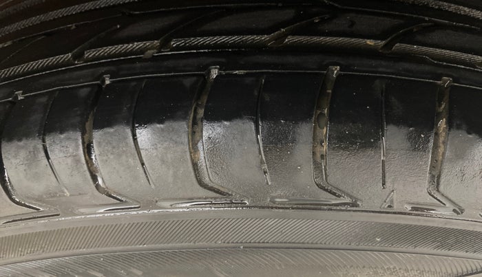 2014 Maruti Ritz VXI, Petrol, Manual, 76,020 km, Left Rear Tyre Tread