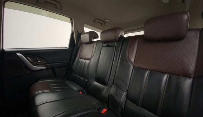 2014 Mahindra XUV500 W8, Diesel, Manual, 87,659 km, Right Side Rear Door Cabin