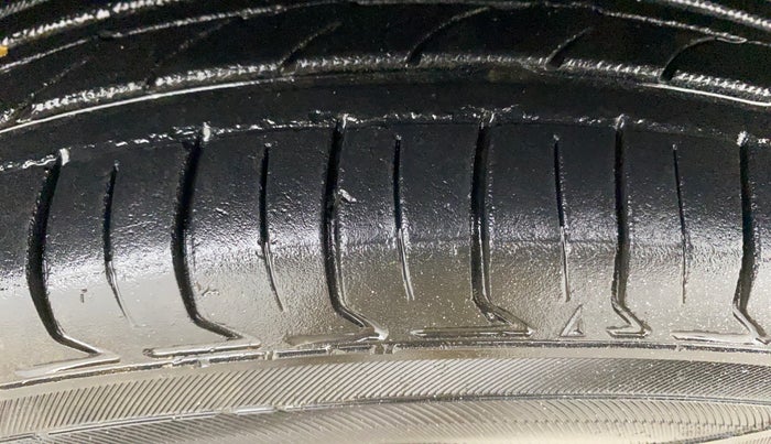 2015 Maruti Celerio VXI, Petrol, Manual, 99,412 km, Right Front Tyre Tread