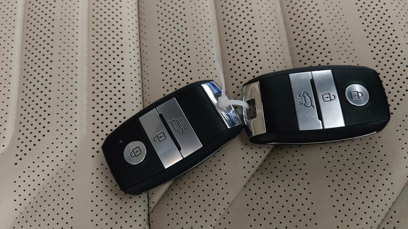2022 KIA CARENS LUXURY PLUS 1.4 PETROL 7 STR, Petrol, Manual, 37,723 km, Key Close Up