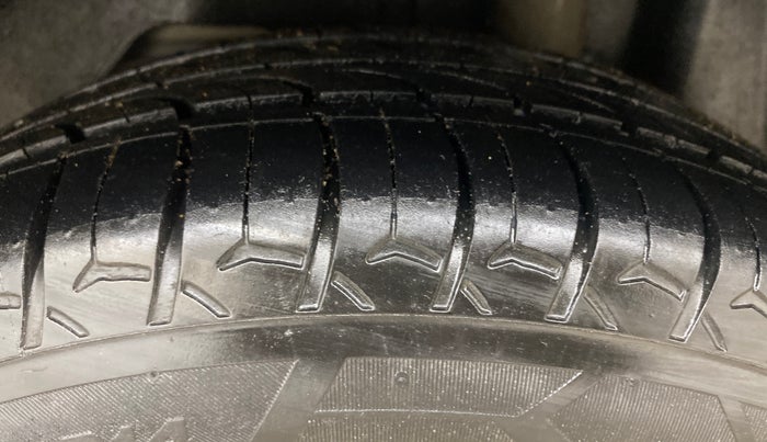 2016 Ford New Figo TITANIUM 1.2 PETROL MT, Petrol, Manual, 1,32,597 km, Left Rear Tyre Tread