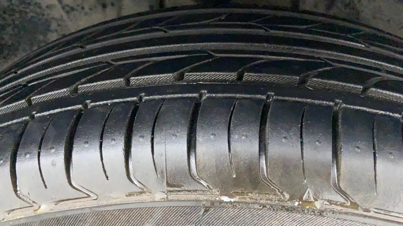 2017 Jeep Compass LIMITED 1.4 PETROL AT, Petrol, Automatic, 87,776 km, Right Front Tyre Tread