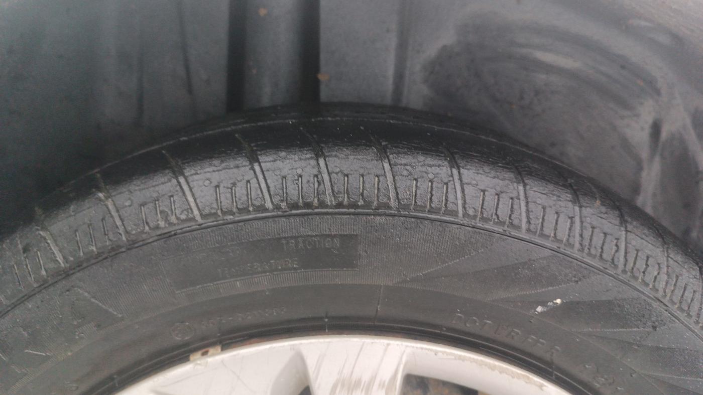 2015 Maruti Ertiga VXI, Petrol, Manual, 79,810 km, Right Rear Tyre Tread