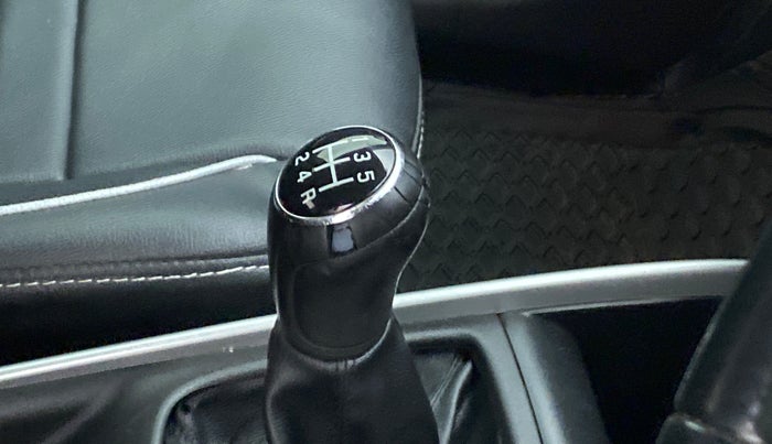 2015 Maruti Baleno ZETA PETROL 1.2, CNG, Manual, 72,818 km, Gear lever - Knob cover torn