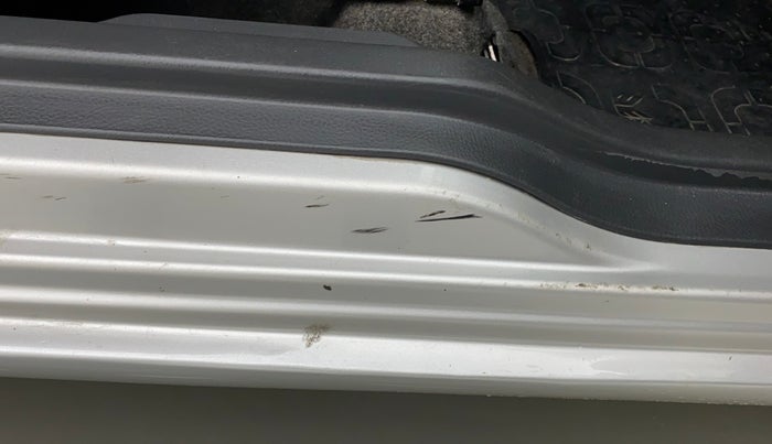 2011 Maruti Wagon R 1.0 LXI, Petrol, Manual, 57,815 km, Right running board - Minor scratches