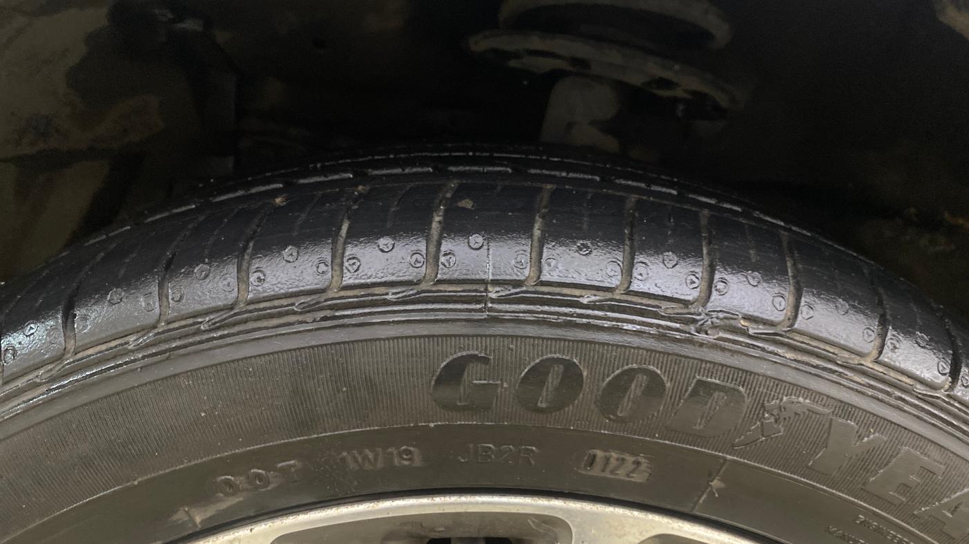 2022 Maruti Ciaz ALPHA  AT 1.5 SHVS PETROL, Petrol, Automatic, 31,208 km, Left Front Tyre Tread