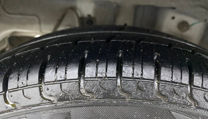 2016 Hyundai Eon ERA +, Petrol, Manual, 30,363 km, Right Rear Tyre Tread