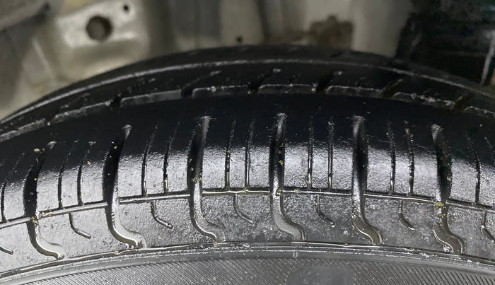 2016 Hyundai Eon ERA +, Petrol, Manual, 30,363 km, Left Rear Tyre Tread
