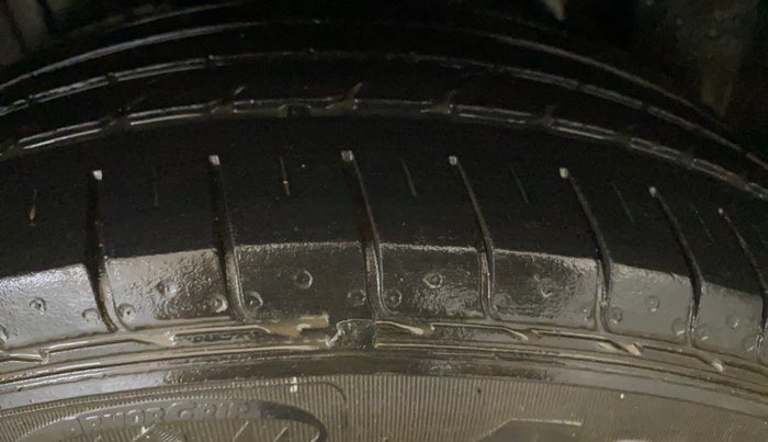 2021 Mahindra XUV300 W6 1.2 PETROL, Petrol, Manual, 31,207 km, Right Rear Tyre Tread