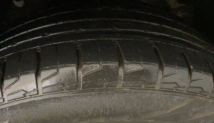 2021 Mahindra XUV300 W6 1.2 PETROL, Petrol, Manual, 31,207 km, Right Front Tyre Tread