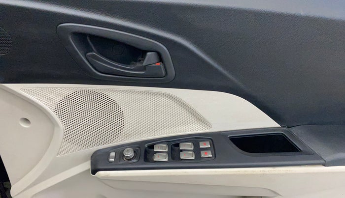 2021 Mahindra XUV300 W6 1.2 PETROL, Petrol, Manual, 31,207 km, Driver Side Door Panels Control