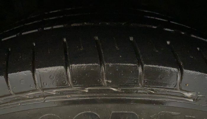 2021 Mahindra XUV300 W6 1.2 PETROL, Petrol, Manual, 31,207 km, Left Front Tyre Tread