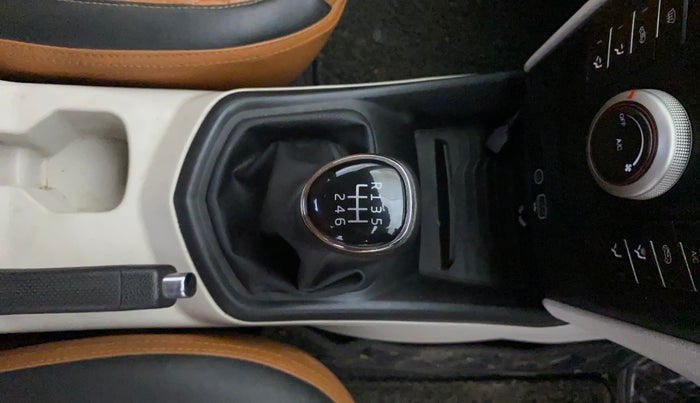 2021 Mahindra XUV300 W6 1.2 PETROL, Petrol, Manual, 31,207 km, Gear Lever