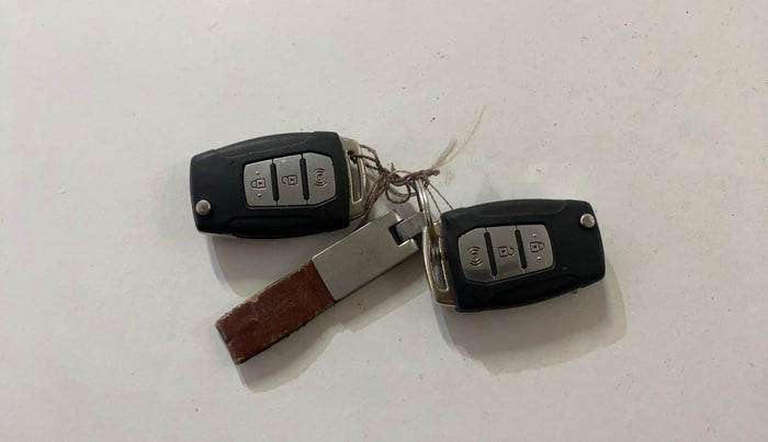 2021 Mahindra XUV300 W6 1.2 PETROL, Petrol, Manual, 31,207 km, Key Close Up