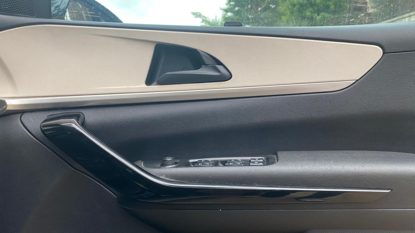 2024 Mahindra XUV700 AX 5 D AT 7 STR, Diesel, Automatic, 27,613 km, Driver Side Door Panels Control