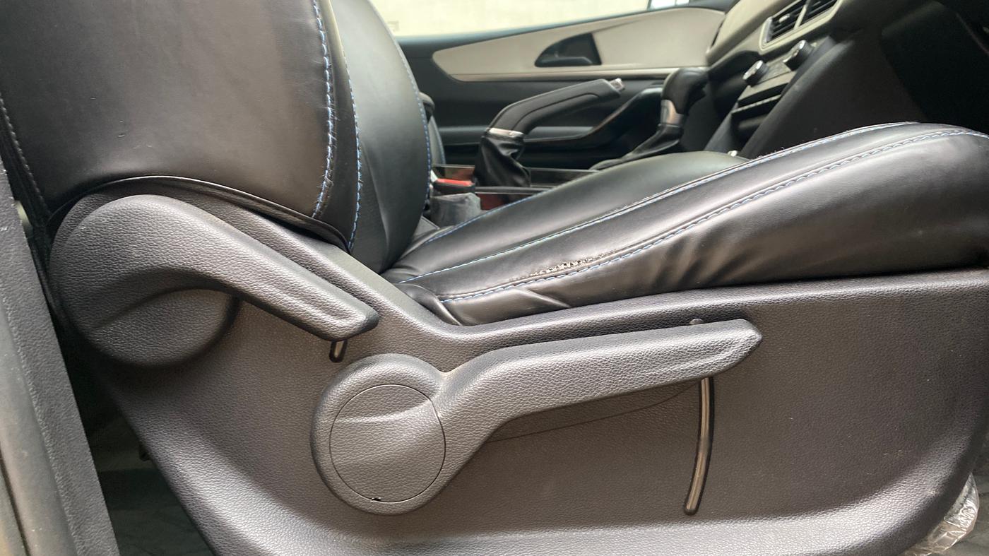 2024 Mahindra XUV700 AX 5 D AT 7 STR, Diesel, Automatic, 27,613 km, Driver Side Adjustment Panel