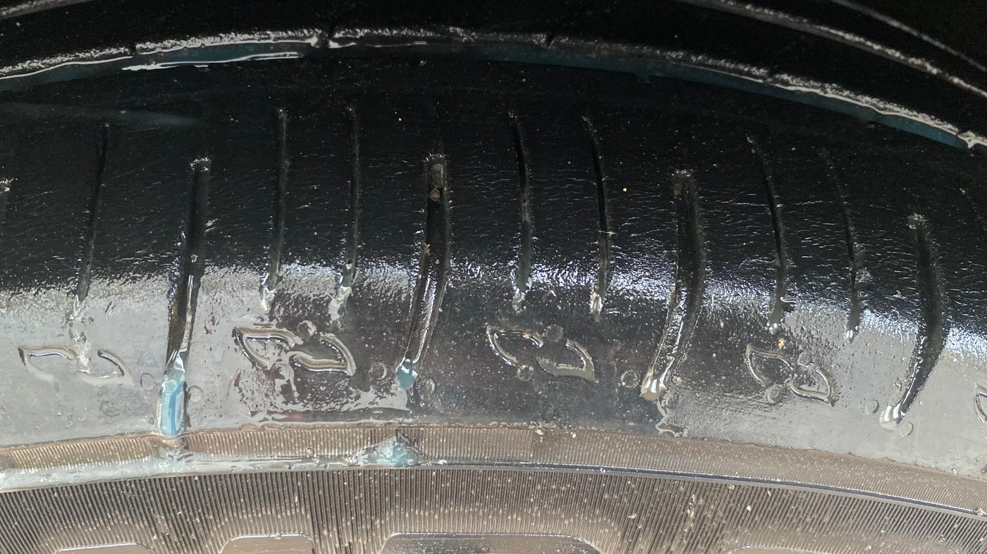 2024 Mahindra XUV700 AX 5 D AT 7 STR, Diesel, Automatic, 27,613 km, Left Front Tyre Tread