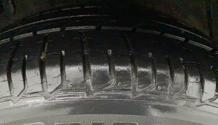 2014 Hyundai Verna FLUIDIC 1.6 VTVT SX AT, Petrol, Automatic, 22,288 km, Right Front Tyre Tread