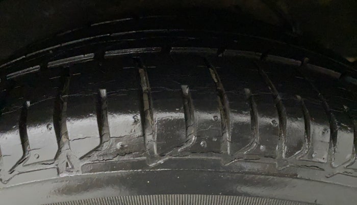 2014 Hyundai Verna FLUIDIC 1.6 VTVT SX AT, Petrol, Automatic, 22,288 km, Left Front Tyre Tread