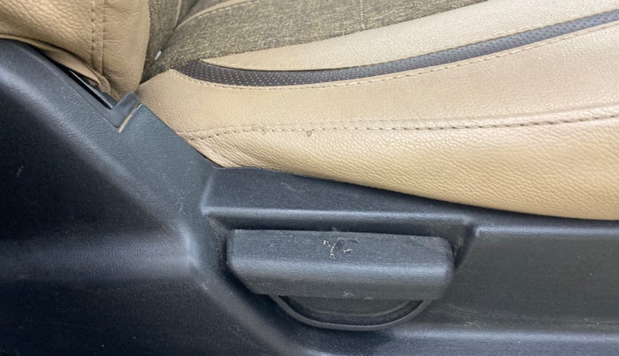 2012 Hyundai i20 MAGNA (O) 1.4 CRDI, Diesel, Manual, 1,24,033 km, Driver Side Adjustment Panel