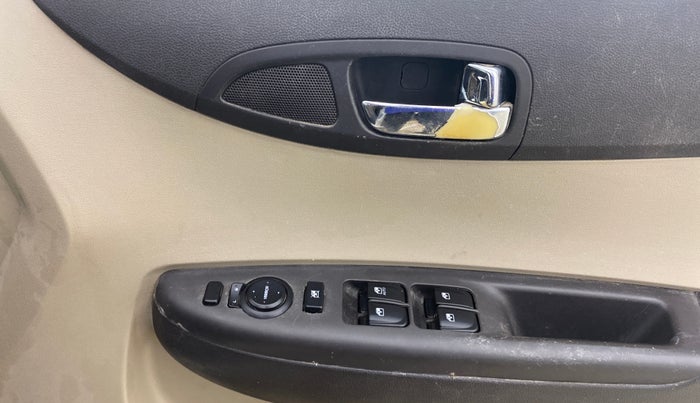 2012 Hyundai i20 MAGNA (O) 1.4 CRDI, Diesel, Manual, 1,24,033 km, Driver Side Door Panels Control