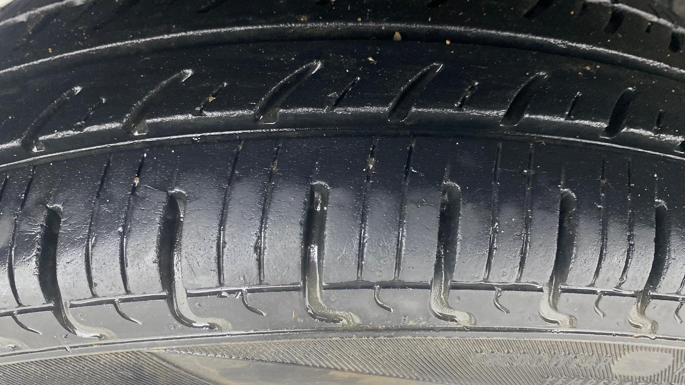 2018 Renault Kwid RXT 1.0 AMT, Petrol, Automatic, 28,955 km, Right Rear Tyre Tread
