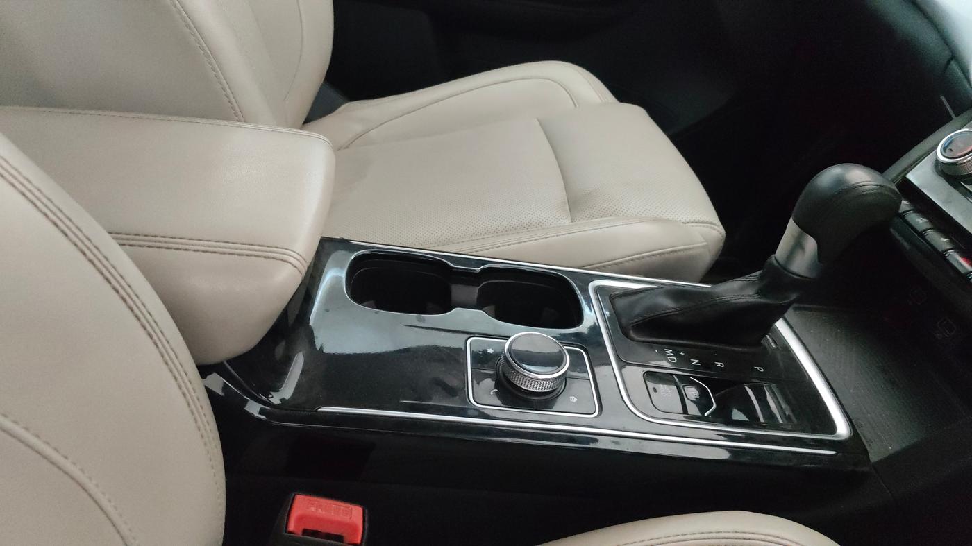 2022 Mahindra XUV700 AX 7 LUXURY P AT 7 STR, Petrol, Automatic, 93,087 km, Gear Lever