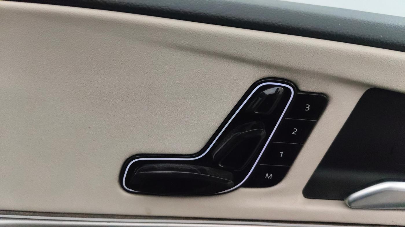 2022 Mahindra XUV700 AX 7 LUXURY P AT 7 STR, Petrol, Automatic, 93,087 km, Driver Side Adjustment Panel