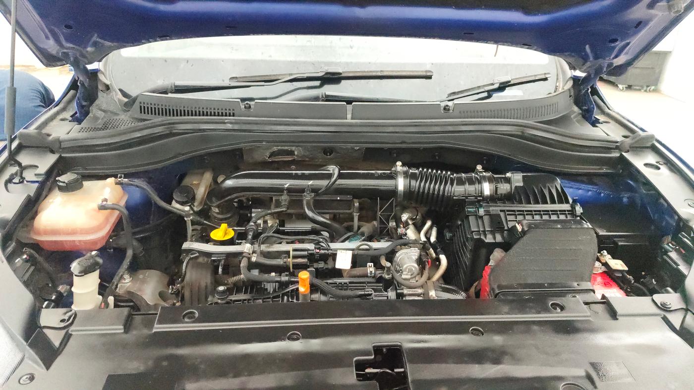 2022 Mahindra XUV700 AX 7 LUXURY P AT 7 STR, Petrol, Automatic, 93,087 km, Engine View