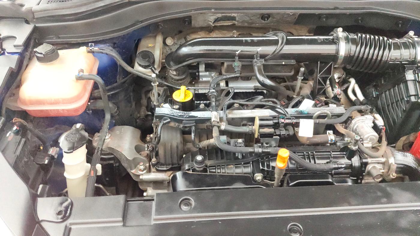 2022 Mahindra XUV700 AX 7 LUXURY P AT 7 STR, Petrol, Automatic, 93,087 km, Engine View - Right