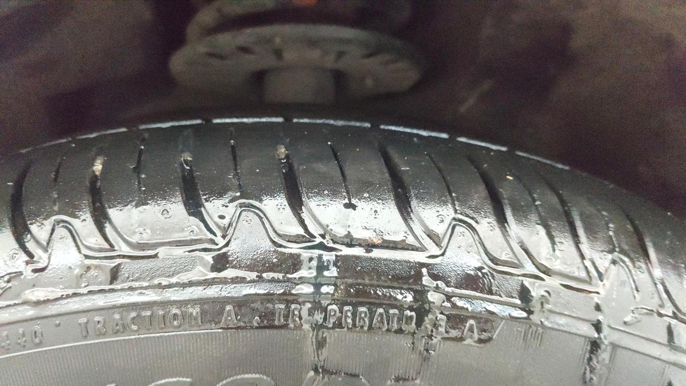 2022 Mahindra XUV700 AX 7 LUXURY P AT 7 STR, Petrol, Automatic, 93,087 km, Right Front Tyre Tread