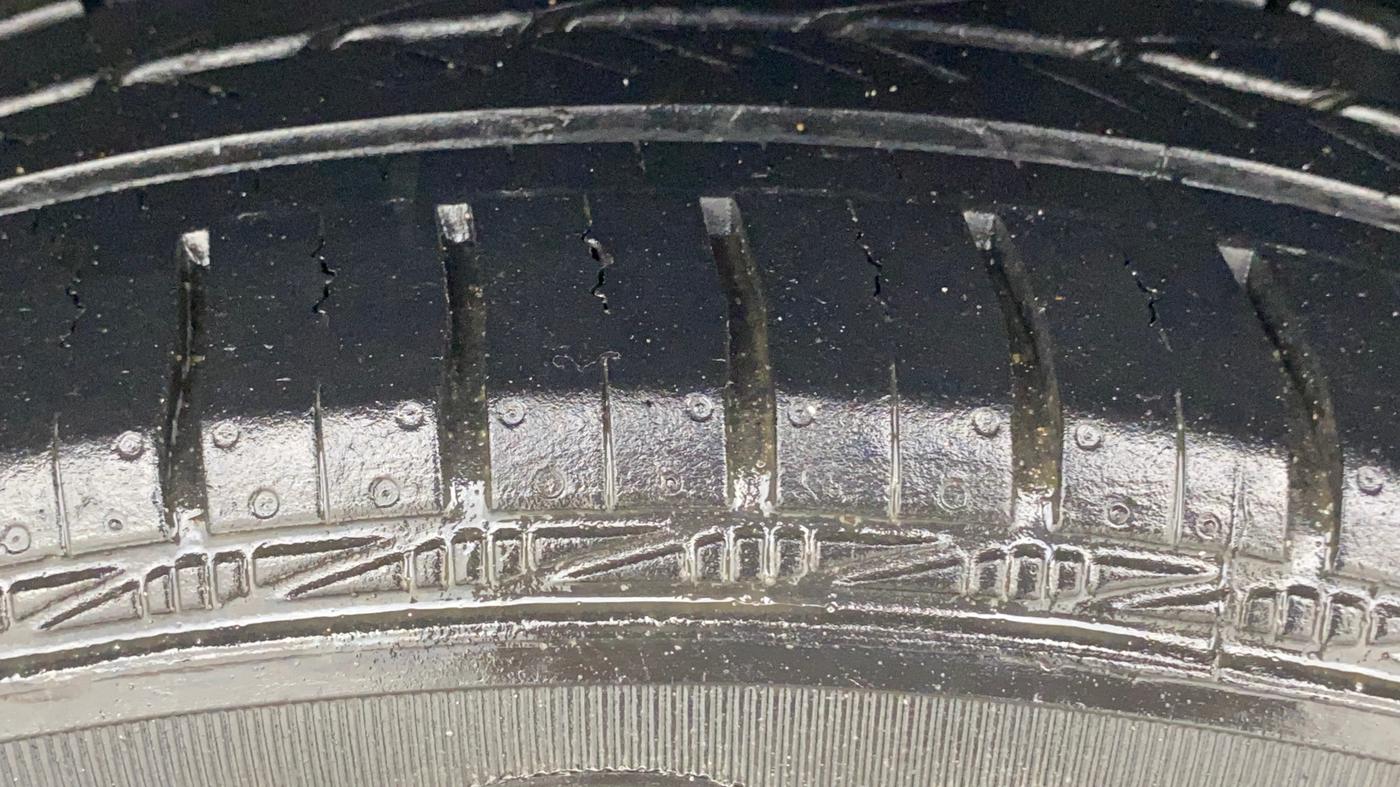 2019 Volkswagen Vento HIGHLINE 1.6 MPI, Petrol, Manual, 24,312 km, Left Rear Tyre Tread