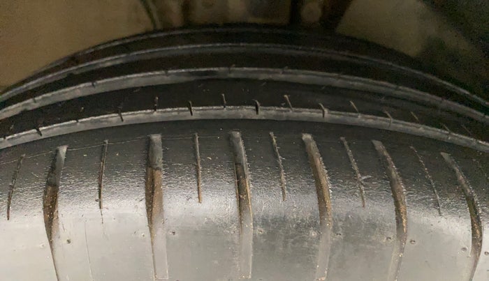 2019 Volkswagen Vento HIGHLINE PLUS 1.5 AT 16 ALLOY, Diesel, Automatic, 18,798 km, Right Front Tyre Tread