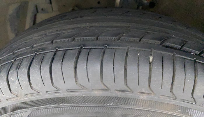 2015 Maruti Swift VXI, Petrol, Manual, 59,531 km, Left Front Tyre Tread