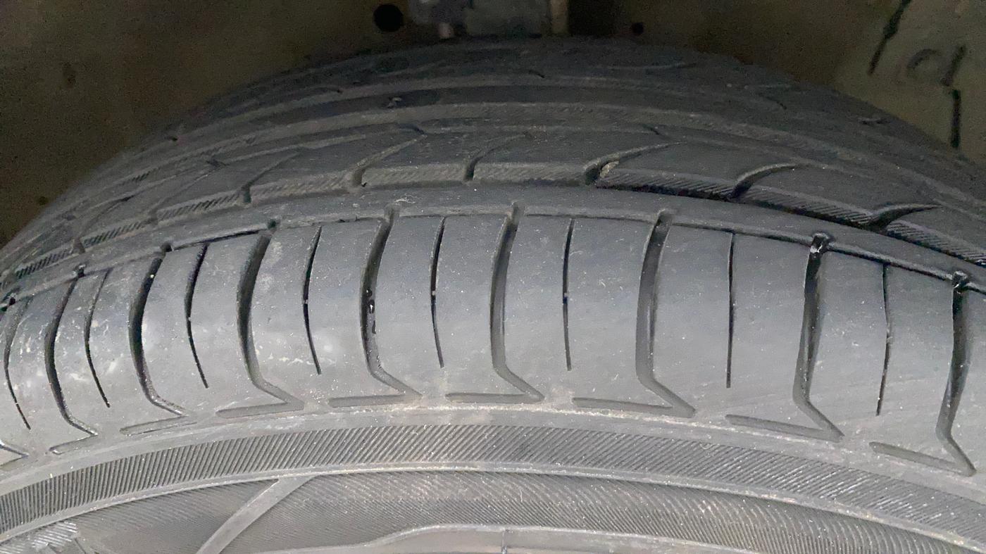 2015 Maruti Swift VXI, Petrol, Manual, 59,531 km, Right Front Tyre Tread