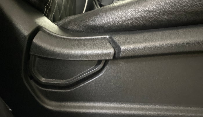 2020 Hyundai VENUE S 1.2, Petrol, Manual, 54,612 km, Driver Side Adjustment Panel